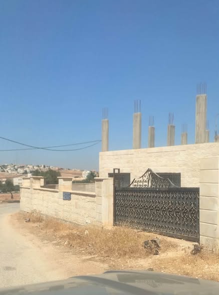أرض مع بيت للبيع في مادبا - ثلاث واجهات - 3