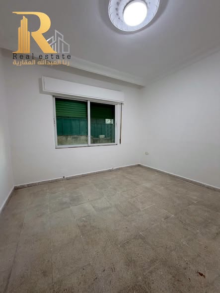شقة أرضية للبيع في ضاحية الرشيد – خلف جامعة سمية