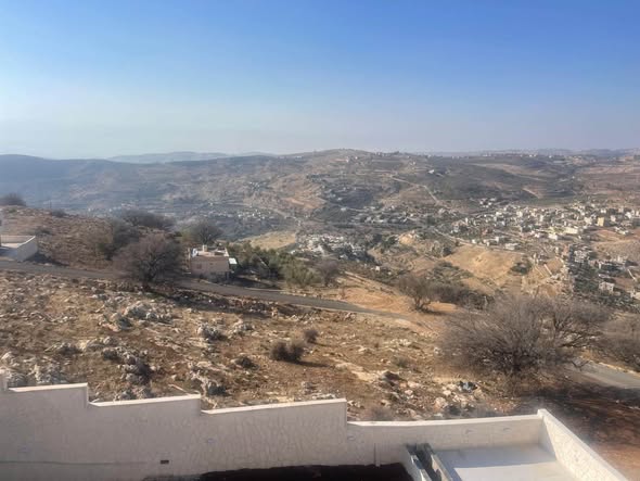 فيلا فاخرة للبيع في البحاث بإطلالة جذابة