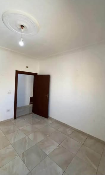 شقة للايجار في شارع الجامعة - طلوع شهوان