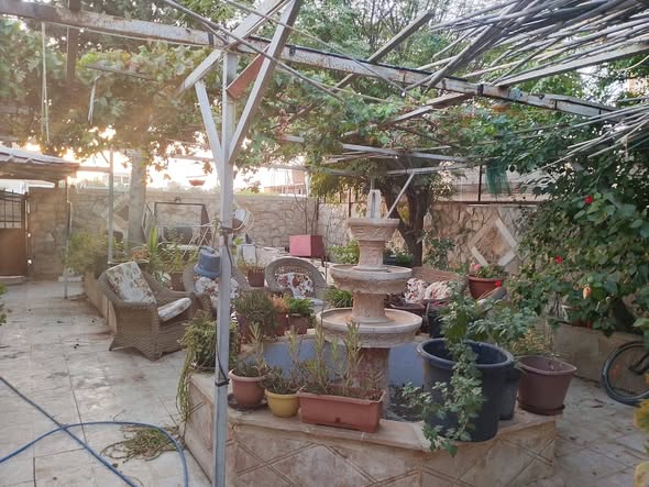 منزل شبه فيلا للبيع في لواء الهاشمية - مساحة واسعة
