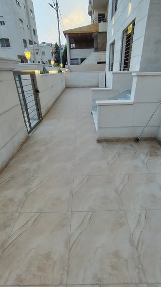 شقة فاخرة للبيع في إربد - طابق أرضي مع ساحة خاصة - 3