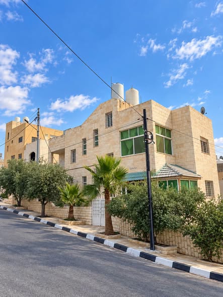 فيلا فاخرة للبيع في السلط - إطلالة بانورامية - 2