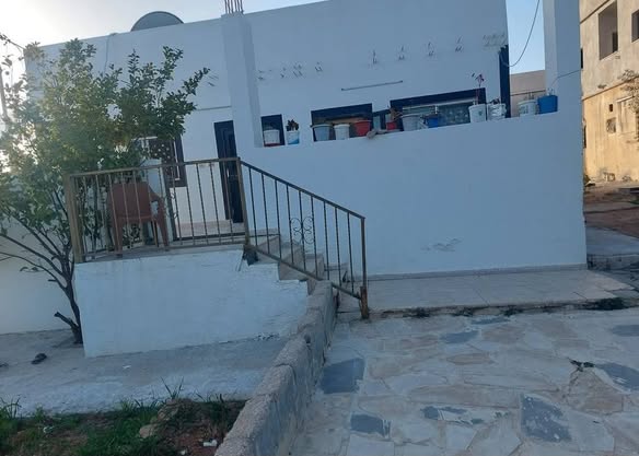 بيت مستقل للبيع في الجبل الأخضر مع حديقة مثمرة