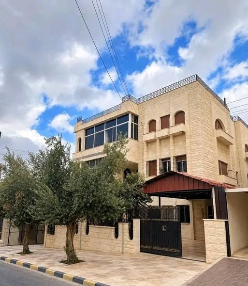 عمارة استثمارية للبيع في شارع الإذاعة
