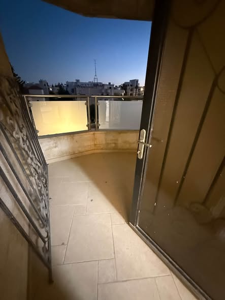 دوبلكس فاخر فارغ في عبدون للإيجار السنوي - 4
