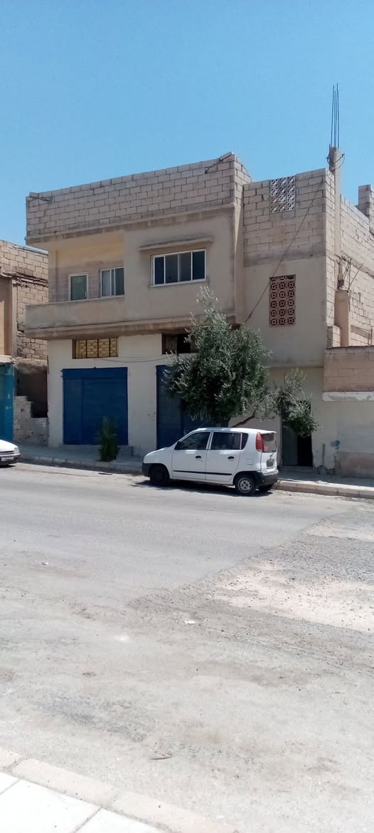 عمارة استثمارية ثلاث طوابق ومخازن للبيع – عمان