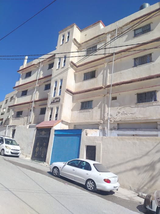 عمارة استثمارية للبيع في الزرقاء - 6 شقق ومخزن