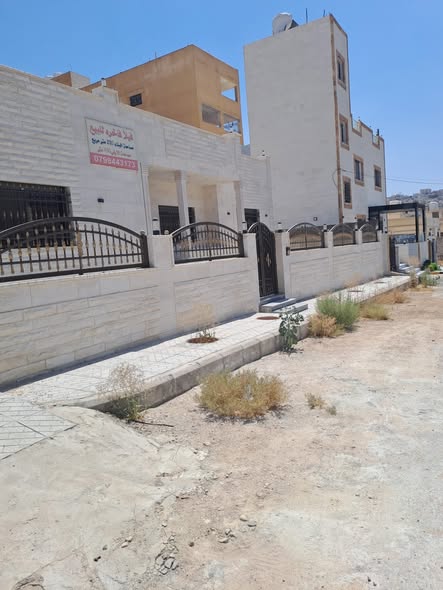 بيت مستقل بواجهة حجرية وتشطيب إيطالي فاخر في الزرقاء
