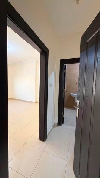 شقة أرضية مجددة بالكامل للبيع في أم أذينة الغربي - 3