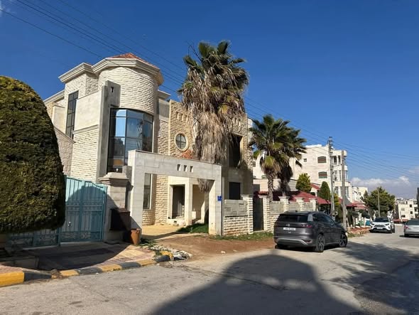 فيلا فاخرة للبيع في شفا بدران - دوبلكس مع روف - 2