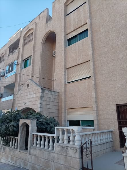 شقة أرضية فاخرة للبيع في الخزنة بإطلالة رائعة