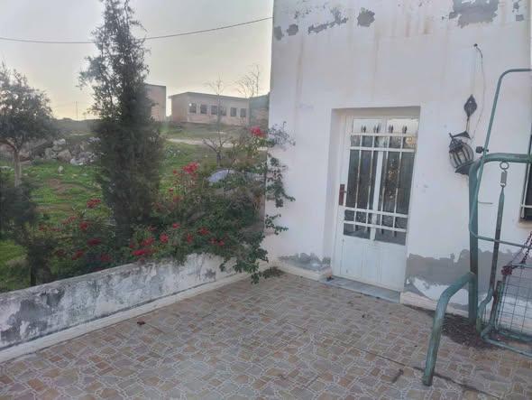 أرض للبيع أو البدل في الزرقاء مع بيت ريفي - 2