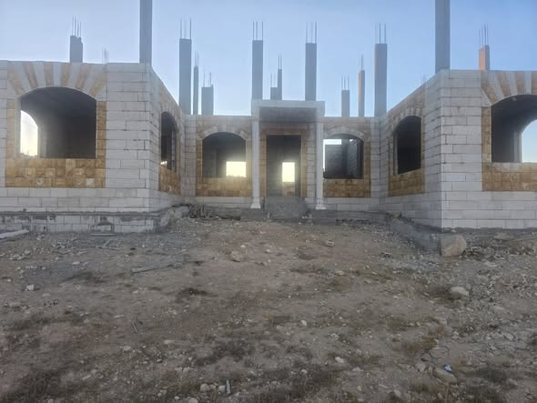 بيت مستقل على 4 دونم للبيع في المفرق