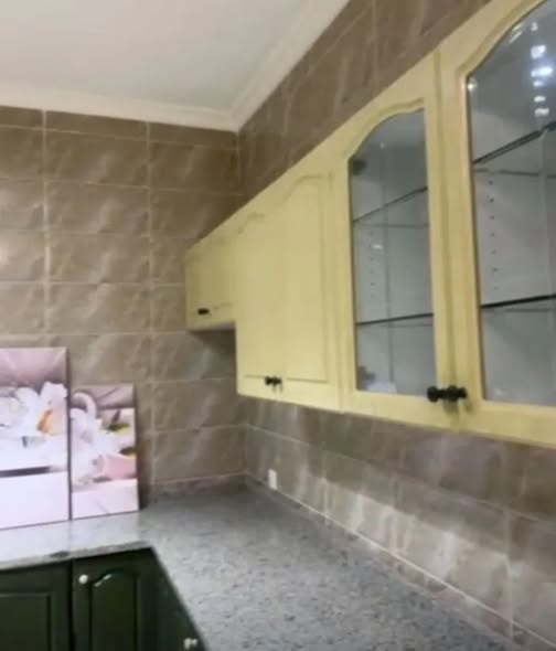 شقة فاخرة بديكورات عصرية للإيجار في ضاحية الرشيد - 2