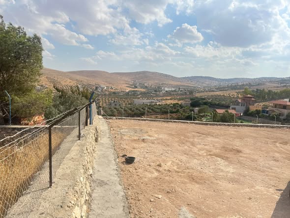 أرض استثمارية بإطلالة رائعة في صروت - فرصة للمزرعة أو الشاليه