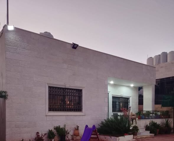 بيت مستقل جديد للبيع في جاوا - مساحة واسعة وتشطيبات مميزة