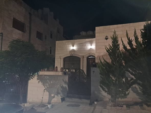 منزل فاخر للبيع في طبربور حي الغابة بإطلالة مباشرة على دوار الدبابة
