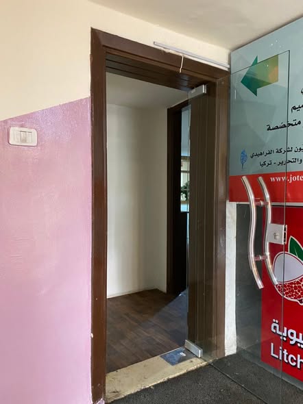 مكتب تجاري شبه مفروش للإيجار مقابل الجامعة الأردنية