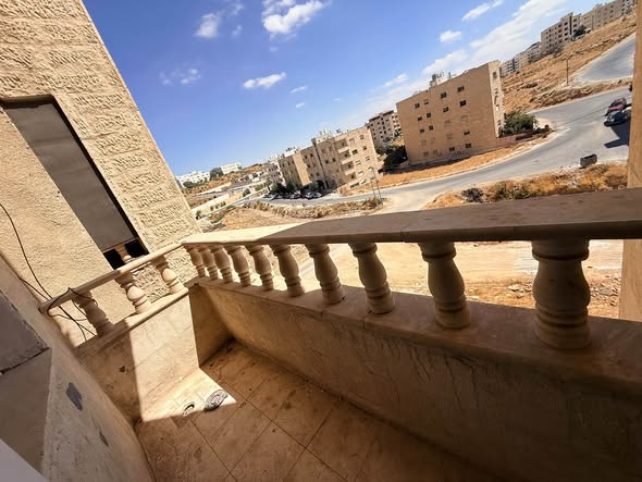 شقة للإيجار بموقع مميز خلف جامعة العلوم التطبيقية – أم زويتينة