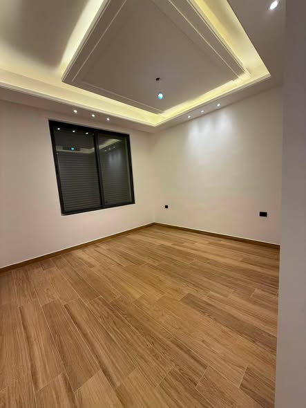 شقة فاخرة لم تسكن للإيجار السنوي في رجم عميش