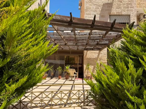 شقة فاخرة للبيع في الجبيهة - مفروشة بالكامل