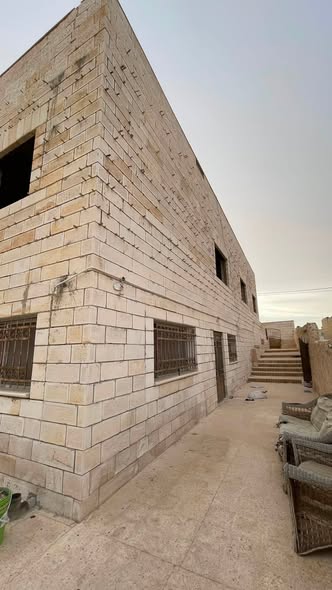 فرصة استثمارية: بيت مستقل بإطلالة كاشفة في الزرقاء - 4
