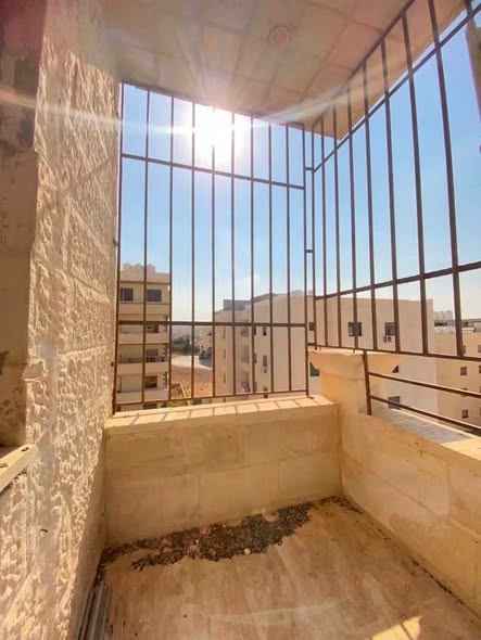 شقة جديدة بسعر حرق في الرهبات الوردية بإربد - 4