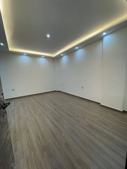 شقة فاخرة للبيع بموقع استثنائي على طريق المطار - 5