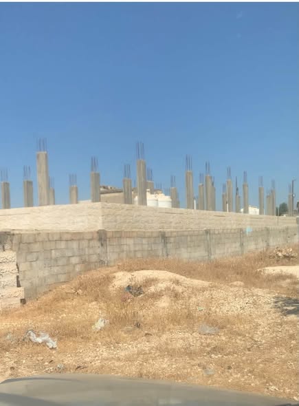 أرض مع بيت للبيع في مادبا - ثلاث واجهات