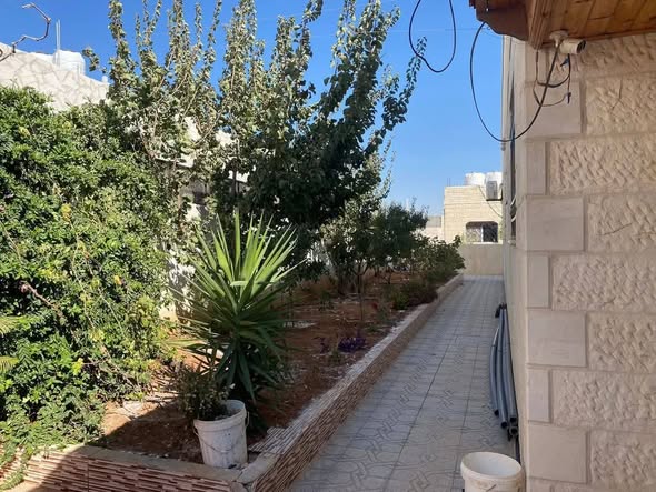 فيلا فاخرة للبيع في عمان جاوا الشرقية - 3