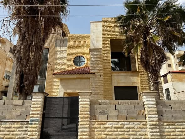فيلا فاخرة للبيع في شفا بدران - دوبلكس مع روف - 3