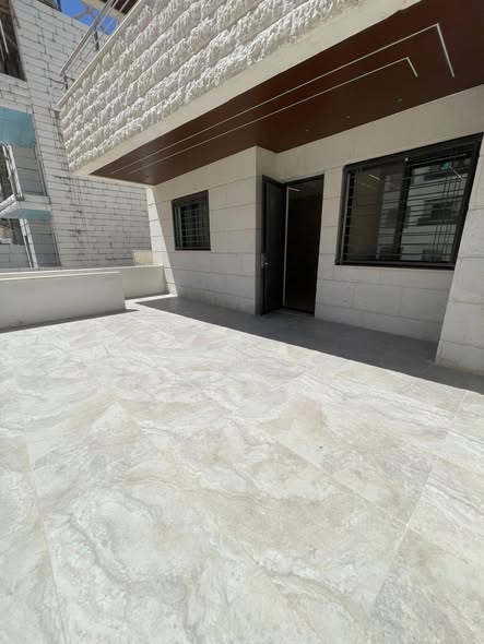 شقة فاخرة للبيع في طريق المطار