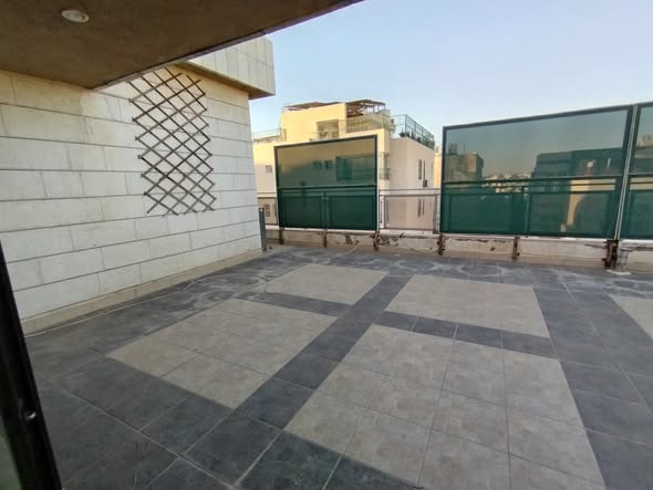 شقة روف فاخرة للإيجار في الرابية مع إطلالة ساحرة - 2