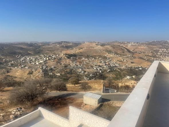 فيلا فاخرة للبيع في البحاث بإطلالة جذابة - 4