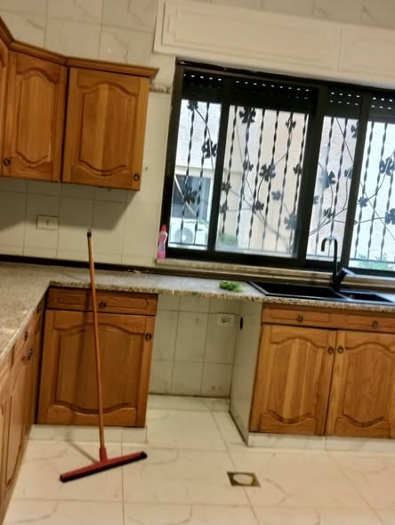 شقة فاخرة مجددة بالكامل في أم اذينة للإيجار - 2