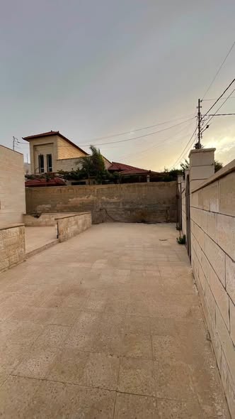 فرصة استثمارية: بيت مستقل بإطلالة كاشفة في الزرقاء - 3