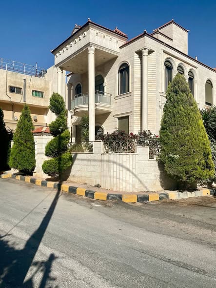 فيلا فاخرة مستقلة للبيع في المقابلين – فرصة نادرة
