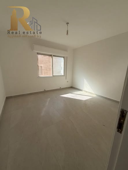 شقة مجددة بالكامل للبيع في السابع - فرصة مميزة - 3