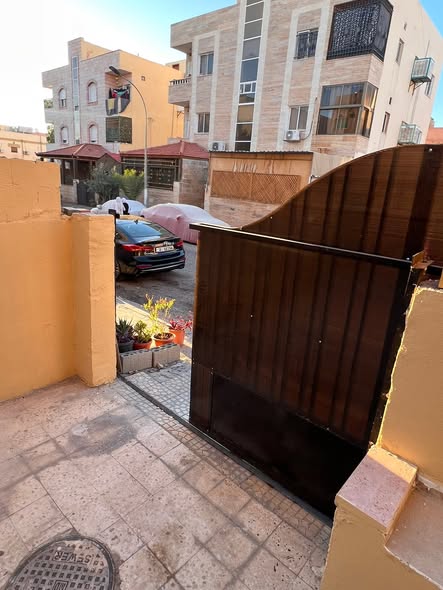 شقة أرضية مجددة بالكامل للايجار في العاشرة الشرقية