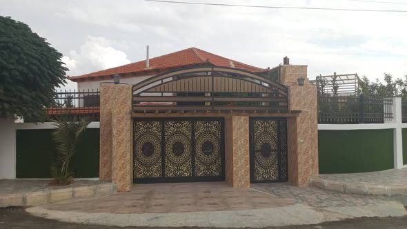 فرصة استثمارية: أرض مع منزل في موقع مميز بالسرو الجنوبي