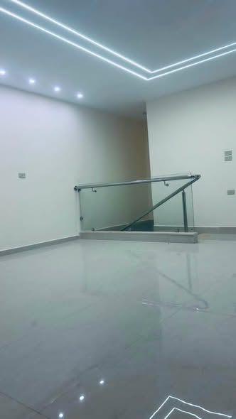 شقة فاخرة للبيع مع روف في طريق المطار - 4