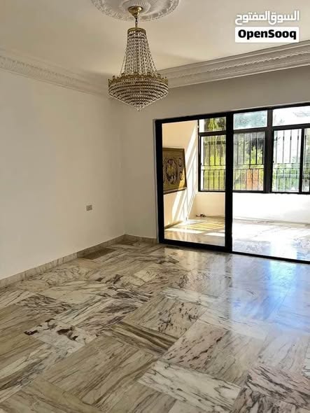 شقة مجددة بالكامل للإيجار في أم أذينة - 245م² - 3