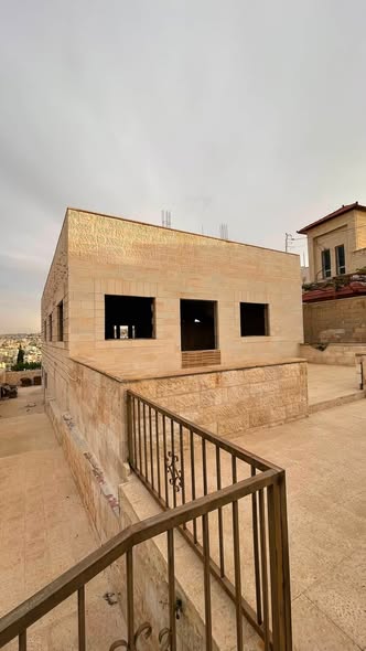 فرصة استثمارية: بيت مستقل بإطلالة كاشفة في الزرقاء