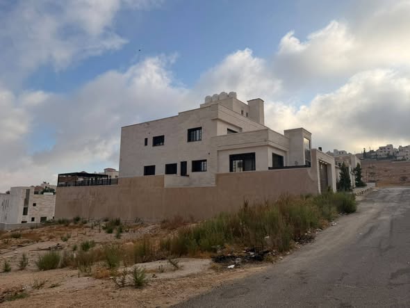 فيلا فاخرة للبيع في شفا بدران