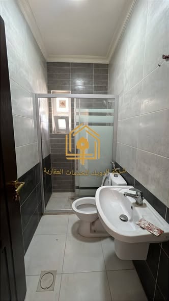 شقة سوبر ديلوكس فارغة للإيجار في الجبيهة - 2