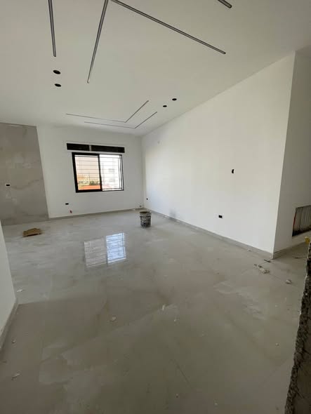 شقة فاخرة للبيع في طريق المطار - موقع راقٍ