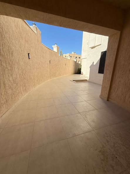 شقة واسعة مع حديقة وترس للإيجار في طريق المطار - 5