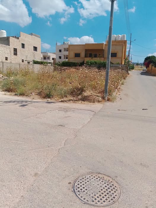 أرض سكنية مستقلة للبيع في عين الباشا مساحة 555م