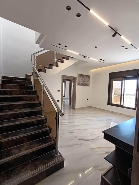 شقة فاخرة مع روف وموقف سيارات في شفا بدران - 2